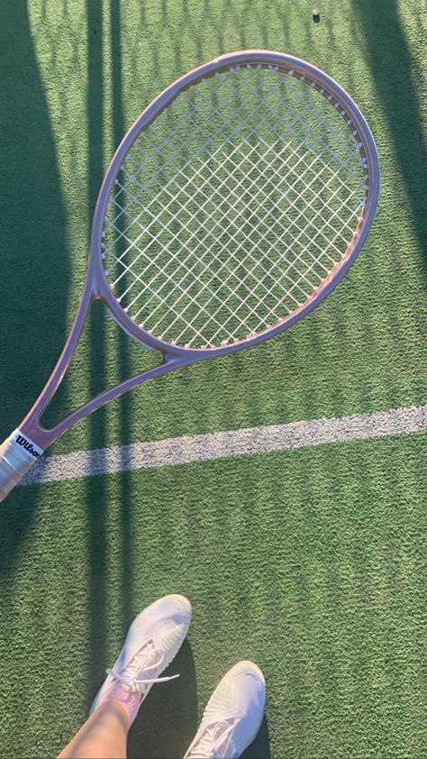 Pink Tennis Racket Aesthetic, Purple Tennis Racket, Aesthetic Tennis Racket, Tennis Racket Aesthetic, Pink Tennis Racket, Tennis Girl Aesthetic, Mode Tennis, Tennis Wallpaper, Tennis Lifestyle