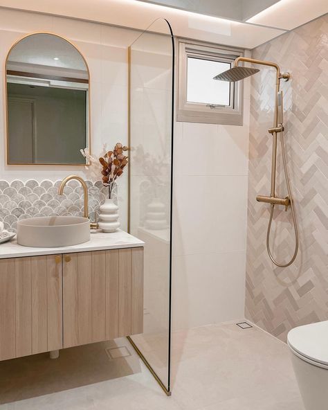 𝑪𝒉𝒆𝒓𝒓𝒊𝒆𝒑𝒆𝒊. på Instagram: “Scallop tiles with arch mirror and shower screen 😍✨ . . . #scallops #sgbathroom #bathroomdesign #homestyling #interiorstyling…” Bathroom For Small Spaces, Timeless Bathroom Tile, Bathroom Timeless, Timeless Bathroom Design, Organic Modern Bathroom, Scallop Tiles, Small Master Bath, Small Bathroom Interior, New House Bathroom