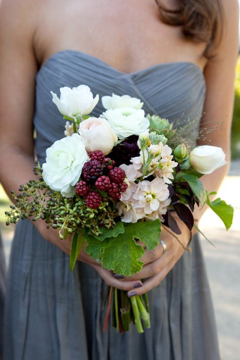 bouquet with berries! yum :) Vine Bouquet, Privet Berry, Bridesmaid Color, Bridesmaids Flowers, Berry Bouquet, Bouquet Champetre, Pretty Bouquet, Scented Geranium, Bridesmaids Bouquet