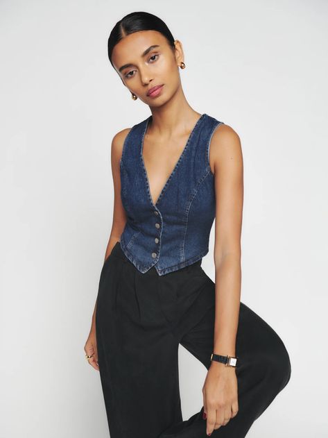 Tops 2024 Trends, Denim Top Outfit Women, How To Style A Denim Top, Denim Bustier Outfit, Denim Tops Women, Jeans Top Outfit, Denim Outfit Aesthetic, Denim Top Outfit, Denim Outfits For Women