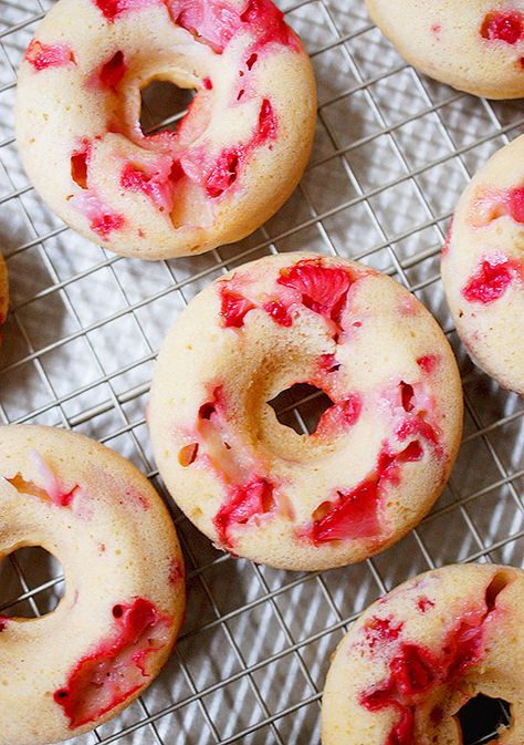 Strawberry Doughnut Recipe, Strawberry Cake Donut Recipe, Strawberry Donuts Recipe, Cake Donuts Baked, Protein Donuts Recipe, Strawberry Doughnut, Strawberry Donut, Cake Donuts Recipe, Protein Donuts