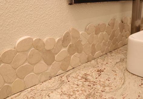 Pebble Backsplash Kitchen, Pebble Tile Backsplash, Backsplash Bathroom Sink, Stone Backsplash Bathroom, Pebble Backsplash, River Rock Backsplash, Mosaic Tile Fireplace, Berlin House, Tropical Goth