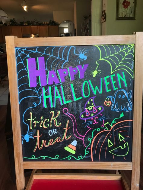 White Board Halloween Ideas, Happy Halloween Chalkboard Art, Halloween Sandwich Board Sign, Cute Halloween Chalkboard Ideas, Fall Chalk Wall, Classroom Chalkboard Art, Halloween Blackboard Chalk Art, Halloween Chalkboard Ideas Easy, Monthly Chalkboard Ideas