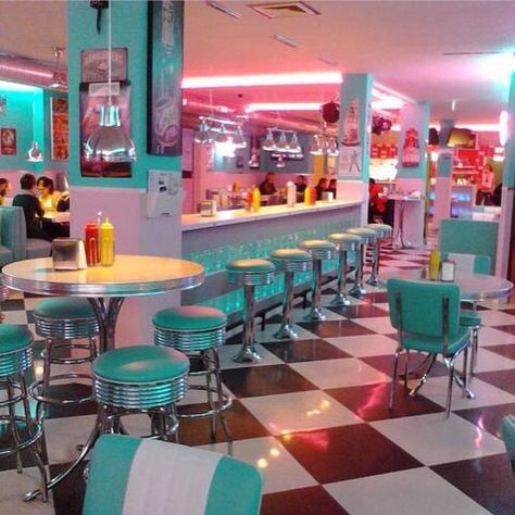 60s Cafe, 60s Diner, 1950s Aesthetic, Diner Aesthetic, Retro Restaurant, Diner Ideas, 1950s Diner, 50s Aesthetic, Visuell Identitet