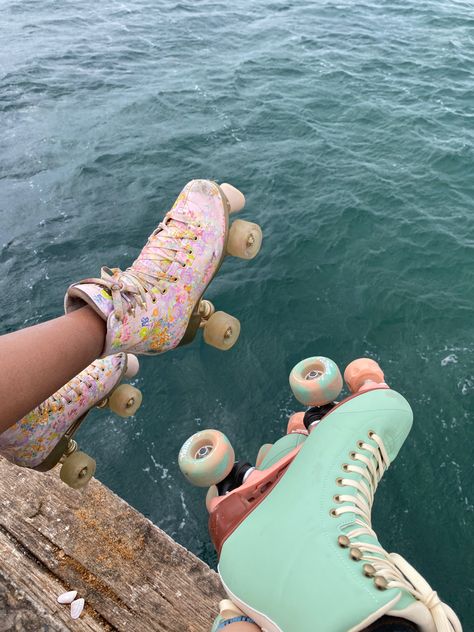 Aesthetic Roller Blades, Summer Roller Skating, Rollerskates Aesthetic, Pink Roller Skates Aesthetic, Artistic Roller Skating Aesthetic, Roller Skating Aesthetic, Beach Roller Skating, Roller Skates Workout, Kawaii Emo