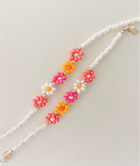 My favorite Daisy bracelets right now 🌸 Bracelet Beads Design Ideas, Cute Seed Bead Bracelets Ideas, Beads Bracelet Design Flower, Cute Seed Bead Bracelet Ideas, Cute Beaded Bracelet Ideas, Daisy Bracelets, Diy Beaded Rings, Beads Craft Jewelry, Preppy Jewelry