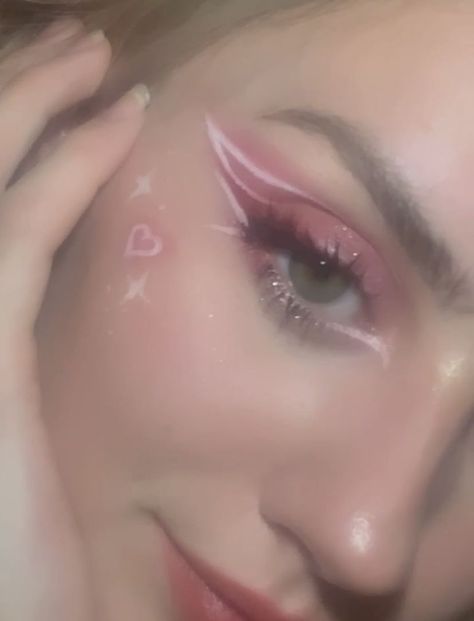 Pink glittery eye look Pink Stars Makeup, Pink Eyeshadow Looks White Eyeliner, Aesthetic Prom Makeup Looks, Pink Makeup Looks Hearts, White Eyeliner Sparkles, Pink Makeup White Eyeliner, Heart Pink Makeup, Pink Eyelashes Makeup, Pink Makeup Euphoria