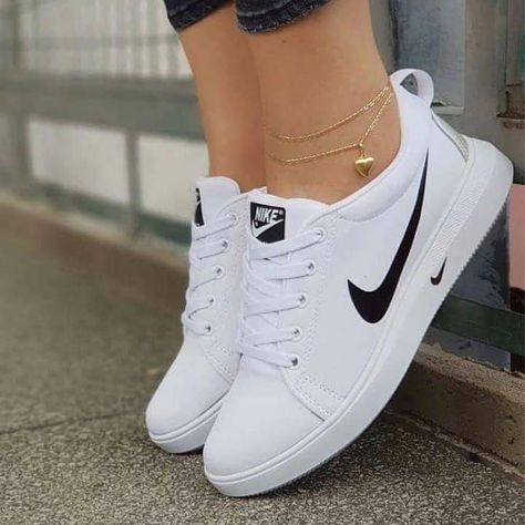 Shoes With Leggings, Dress Shoes For Men, Tennis Shoes Outfit, Mens Tennis Shoes, Prince Eric, Legging Outfits, White Nike, Nike Shoes Women, Trendy Shoes