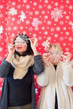 ‘Tis the Season to Smile: 15 Holiday Photo Booth Ideas via Brit + Co. Diy Fotokabine, Diy Photobooth, Holiday Photo Booth, Holiday Soiree, Christmas Photo Booth, Photos Booth, Office Holiday Party, Christmas Sweater Party, Diy Photo Booth