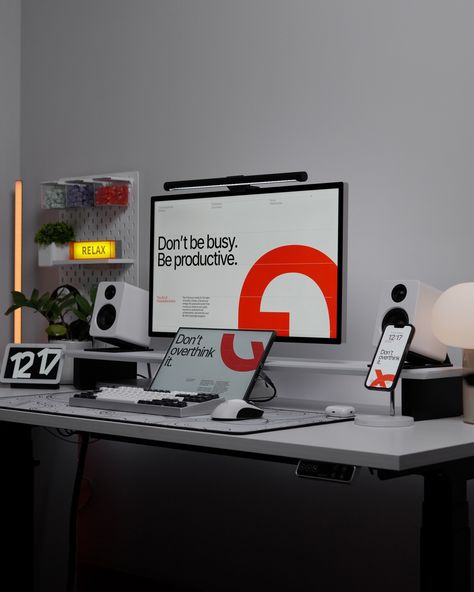 Tech Desk Setup, Black And White Desk Setup, White Standing Desk, White Desk Setup, Desk Setup Ideas, Home Office Setup Ideas, Desk Workspace, Tech Room, Office At Home