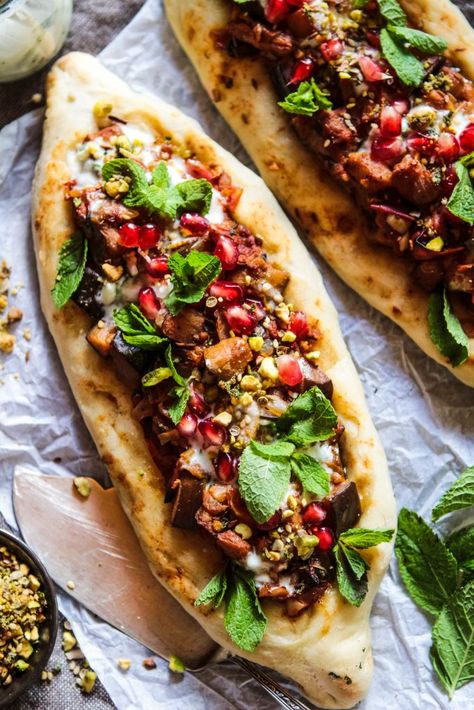 Spiced Aubergine Pide (Vegan Turkish Flatbread Pizza) Pide Recipe, Turkish Flatbread, Turkish Pizza, Pizza Vegana, Pitta Bread, Flat Breads, Turkish Breakfast, Bread Pizza, Flatbread Pizza