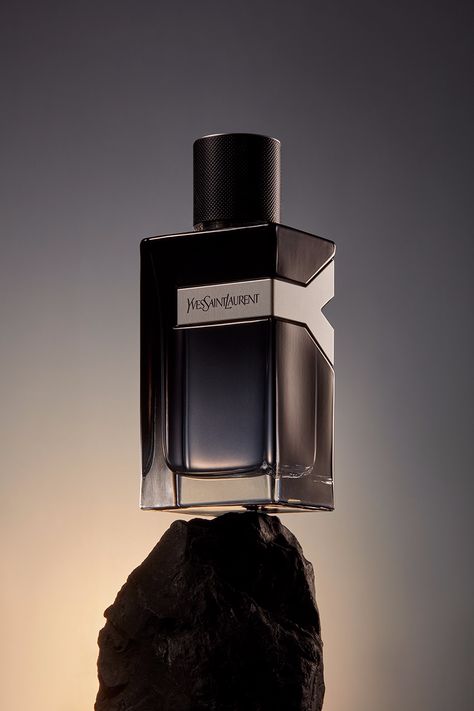 Parfums on Behance Product Photography Black Background, Kate Spade Perfume, Luxury Perfume Women, Lavender Perfume, Product Visualization, Best Perfume For Men, Fragrance Photography, Top Perfumes, Perfume Photography