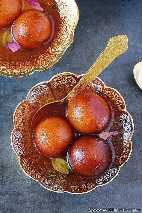 All Sweets Indian, Gulab Jamun Recipe With Khoya, Yummy Food Indian, Yummy Indian Food, Gulab Jamun Photography, Indian Food Dessert, Indian Sweets Aesthetic, Indian Sweets Photography, Sweets Recipes Indian