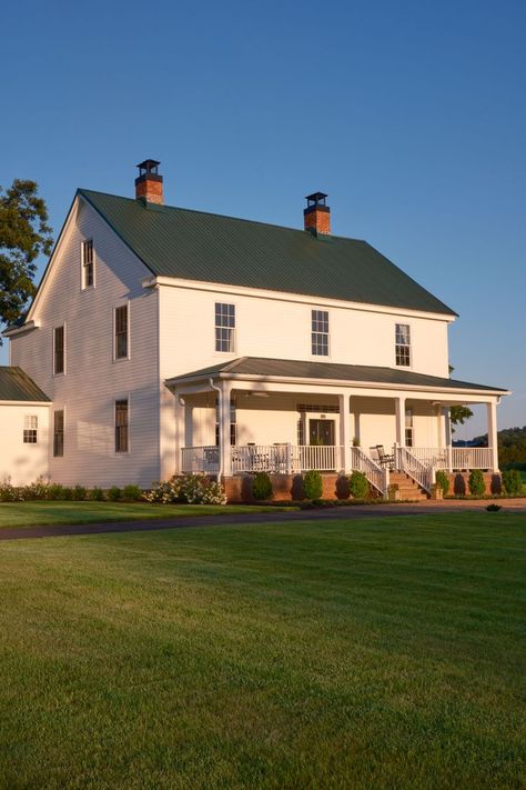 This 19th-Century Farmhouse In Pickens, South Carolina, Is Almost Heaven Paint Colors White, Carolina Farmhouse, Exterior Paint Color Combinations, Paint Color Combinations, Florida Cottage, Blue Grey Walls, Best Exterior Paint, White Siding, Colonial Farmhouse