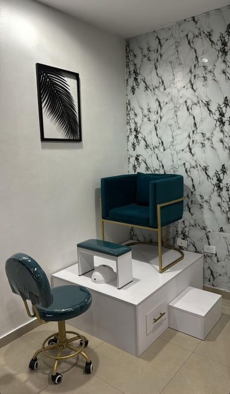 Mani Pedi Salon Design, Nail Tech Pedicure Station, Pedicure Home Salon, Nails Place Decoration, Pedicure Stand Ideas, Nail Salon Pedicure Station, Minimalist Nail Room, Small Nail Suite Ideas, At Home Nail Salon Room Pedicure Station