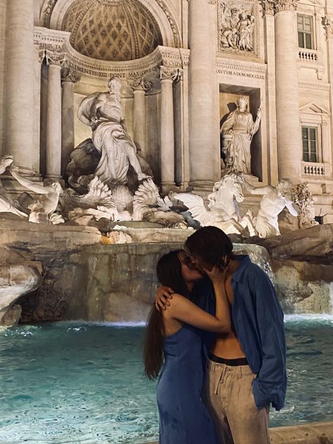 Italian Summer Romance, Italy Love Couple, Italian Lovers Aesthetic, Venice Couple Aesthetic, Italian Summer Couple, Italy With Boyfriend Aesthetic, European Love Aesthetic, Italian Honeymoon Aesthetic, Romance In Italy