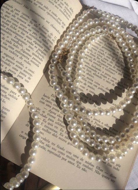 Pearl Necklace Aesthetic, Pearls Aesthetic, Pearl Aesthetic, Cream Aesthetic, Classy Aesthetic, Princess Aesthetic, Old Money Aesthetic, Girly Jewelry, White Aesthetic