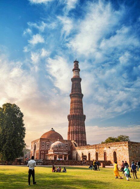 Qutub minar minaret a highest minaret in... | Premium Photo #Freepik #photo #qutub-minar #delhi #indian-architecture #india-people Qutub Minar Aesthetic, Anunnaki Gods, Qutab Minar, Indian Landscape, Indian Monuments, India Landscape, Qutub Minar, Indian City, India Nature