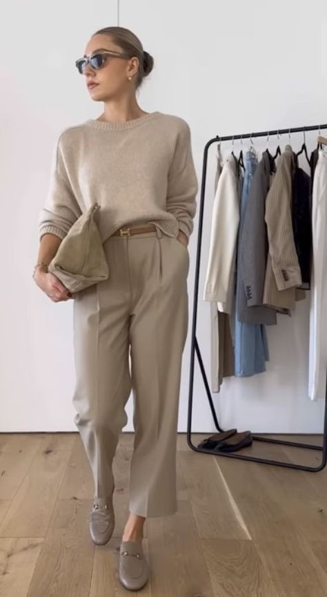 Female Office Outfits, Outfit Minimalista, Female Office, Casual Work Outfits Women, Beige Outfit, Business Casual Outfits For Work, Classy Fashion, Mode Casual, Stylish Work Outfits