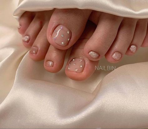 Clear Glitter Nails, Feet Nail Design, Gel Toe Nails, Art Deco Nails, Acrylic Toe Nails, Pretty Toe Nails, Hello Nails, Subtle Nails, Beauty Nails Design