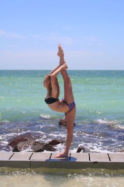 stunning Gymnastics Flexibility, Gymnastics Poses, Gymnastics Pictures, Best Abs, Yoga Photography, Dance Photos, Yoga Sequences, Dance Pictures, Morning Yoga