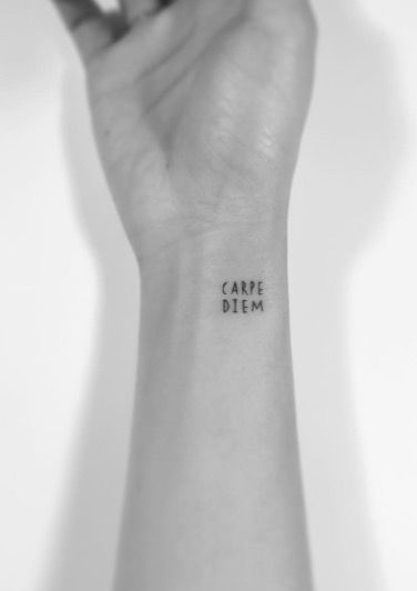 Tattoo Carpe Diem, Short Quote Tattoos, Wedding Band Tattoo, Father Tattoos, Summer Tattoo, Amazing Tattoos, Cool Small Tattoos, Hair Tattoos, Funny Tattoos