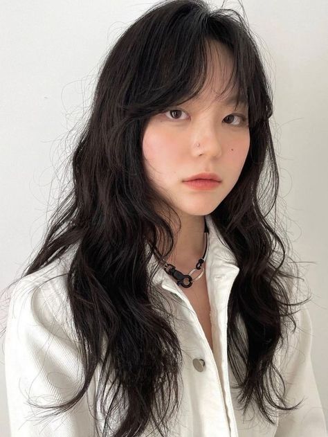 Korean perms: messy, soft wavy long hair with side bangs Korean Perm Wavy Hair, Korean Hairstyle For Long Face, Korean Haircut 2023, Cool Asian Hairstyle, Korean Female Haircut, Wavy Hime Haircut, Asian Hair Perm Medium Lengths, Korean Root Perm, Korean Shaggy Haircut