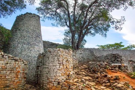 The Most Beautiful and Fascinating Castles in Africa Great Zimbabwe, European Castles, Pyramids Of Giza, Seven Wonders, Angkor Wat, Southern Africa, Zimbabwe, Angkor, Ancient Civilizations