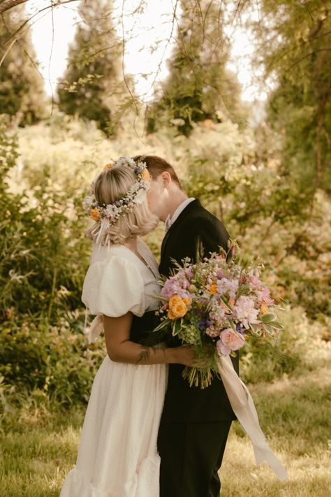 Little Women Wedding Aesthetic, Cottagecore Wedding Photos, Granola Wedding Aesthetic, Vintage Garden Party Wedding, Little Women Wedding, Indie Wedding Photography, Cottagecore Aesthetic Wedding, Mountain Marriage, Midsommar Wedding