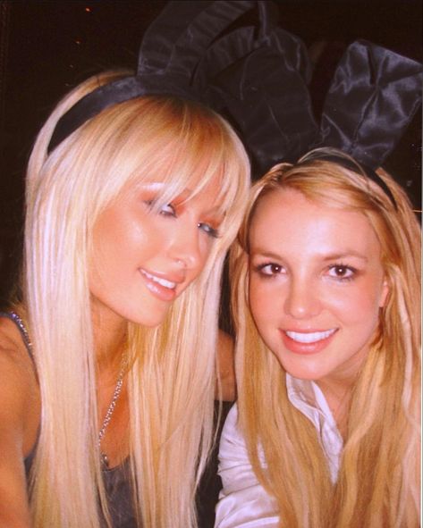 Paris Hilton, Britney Spears Paris And Nicole, Mcbling Fashion, Popular Costumes, Christina Aguilera, Paris Hilton, You Are Beautiful, Spears, Pop Star, Britney Spears