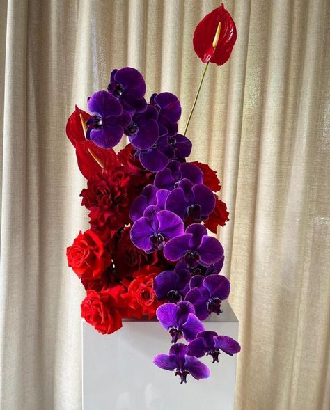 Red Flower Arrangements, Purple Flower Arrangements, Floral Art Arrangements, Creative Flower Arrangements, Flower Installation, Orchid Arrangements, Modern Flower Arrangements, Red And Purple, Flower Therapy