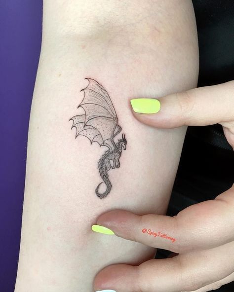 Toothless Tattoo, Baby Dragon Tattoos, Black Dragons, Targaryen Tattoo, Dragons Tattoo, Tatuagem Masculina Pequena, Small Dragon Tattoos, Small Dragon, Tattoo Dragon