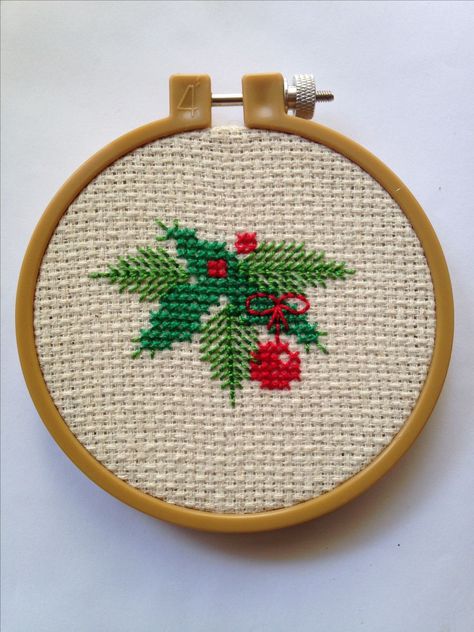 Vintage Christmas Cross Stitch Patterns, Small Christmas Cross Stitch Patterns, Cross Stitch Christmas Gifts, Christmas Ornament Cross Stitch, Christmas Cross Stitch Patterns Free, Cross Stitch Christmas Cards, Bordados Tambour, Tiny Cross Stitch, Holiday Cross Stitch