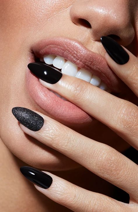 Do It Yourself Nails, Black Nails With Glitter, Black Stiletto Nails, Glitter Accent Nails, Almond Nails Designs, Black Nail Designs, Nail Swag, Halloween Nail Designs, Hair Nails