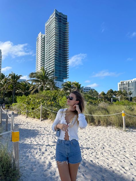 Miami Girl Aesthetic, Miami Key West, Orlando Photos, Florida Outfits, Miami Girls, Cool Girl Outfits, Miami Orlando, Rich Girl Aesthetic, Trip Outfits