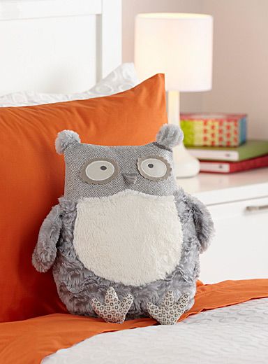 - Snow owl shaped cushion for a decorative fun touch - Blend of textures with tweed-like herringbone weave and silky plush that you'll love to cuddle - Soft, easy-to-match light grey and ivory - 13" x 13" Ivory Throw Pillows, Stuffed Owl, Kids Room Deco, Owl Cushion, Deco Accessories, Cream Throw Pillows, Beige Throw Pillows, Snow Owl, Men Home Decor