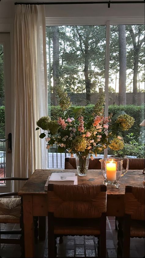 Dining Room Nancy Meyers, Nancy Meyers Aesthetic Dining Room, It’s Complicated House, Nancy Meyers Dining Room, Nancy Meyers Interiors, Nancy Meyers Aesthetic, Flowers In Vases, Tuscan Farmhouse, Nancy Meyers