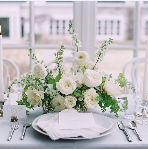 White Flower Centerpieces, Round Wedding Tables, White Flower Arrangements, Green Centerpieces, Greenery Centerpiece, Niagara Wedding, Wedding Reception Flowers, Creative Friends, Events Decor