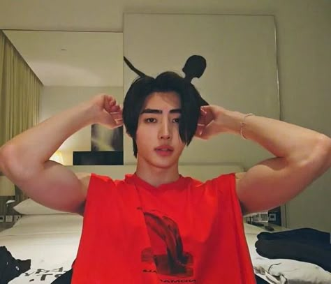 Enhypen Biceps, Sunghoon Arms, Sunghoon Biceps, Sunghoon Live, Enhypen Members Park Sunghoon, Hot Kpop, Enhypen Jay, Park Sunghoon, Enhypen Sunghoon