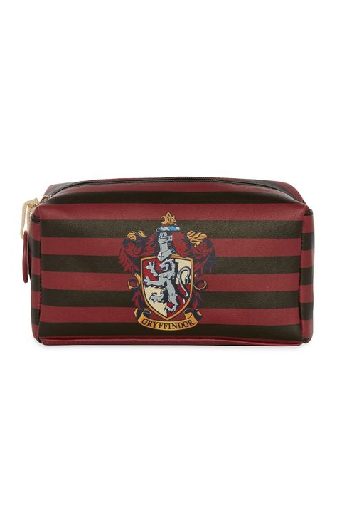 Harry Potter Gryffindor Makeup Bag ($5) Gryffindor Merch, Gryffindor Makeup, Maquillage Harry Potter, Harry Potter Handbags, Harry Potter School Supplies, Hot Topic Harry Potter, Harry Potter Bathroom, Harry Potter Makeup, Harry Potter Bag