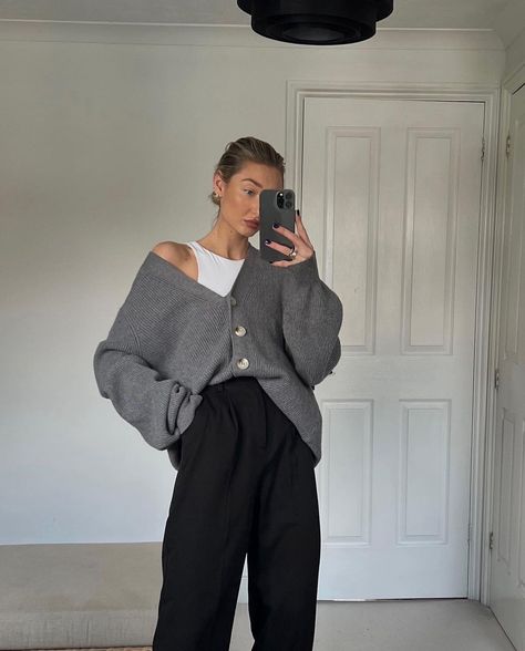 Slouchy Work Outfit, Style Chunky Cardigan, Casual Sweater And Leggings Outfit, Styles With Cardigans, Grey Chunky Cardigan Outfit, Black Pants And Cardigan Outfit, Minimalist Cardigan Outfit, Black Jeans Winter Outfits, Everyday Autumn Outfits