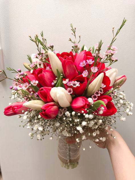 Red Prom Dress With Bouquet, Mixed Tulip Bouquet, Red Tulip Wedding Bouquet, Tulip Prom Bouquet, Prom Bouquets For Red Dress, Prom Flowers Bouquet Red Dress, Red Hoco Bouquet, Prom Bouquet Red, Red Prom Bouquet