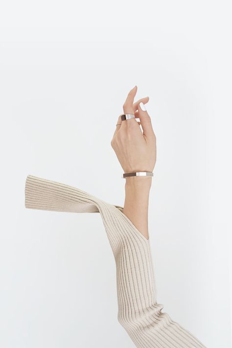 Minimalistic silver ring and bracelet. Asymmetric, thick, rectangular ring and bracelet. Simple style. White nail polish and long sleeve sweater. Stylish accessories. Minimal photo design. #minimalaccessories #minimalism #simpleandbeautiful #silverring Photography Minimalist, Jewelry Photography Styling, Hand Photography, Silver Blonde, Jewelry Photoshoot, Jewelry Model, Jewelry Photography, Sardinia, The Chic