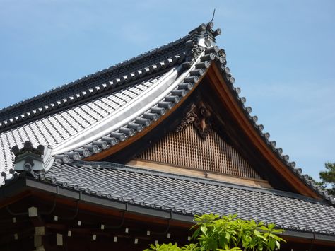 Japanese Roof Design, Japan In May, Japanese Roof, House Flips, Creepy Aesthetic, Japanese Traditional Architecture, Traditional Architect, Traditional Japanese Home, House Traditional