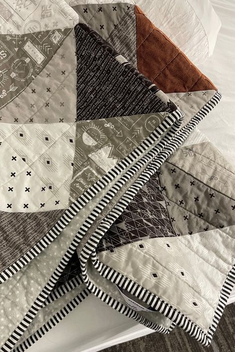 Man Quilt Ideas, Sewing Pattern Blanket, Muted Quilt Colors, Simple Beginner Quilt, Arrow Quilt Pattern Free, Gender Neutral Quilt Patterns, Neutral Quilts Ideas Farmhouse, Quilts For Guys, Baby Quilt Ideas Boy