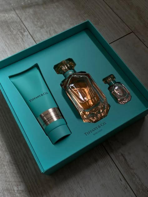 Royal Gifts Aesthetic, Tiffany Perfume, Best Gift Baskets, Luxury Gift Set, Tiffany And Co Jewelry, Makeup Sets, Perfume Collection Fragrance, Luxury Gifts For Her, Beauty Care Routine