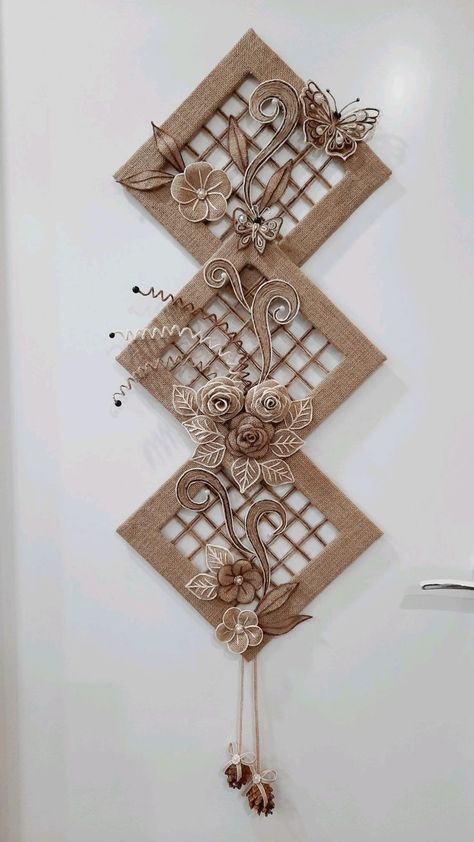 Jute Wall Art, Butterfly Wall Art Diy, Burlap Crafts Diy, Craft Wall Decor, Rope Craft Ideas, Jute Flowers, Decor Makeover, Newspaper Crafts Diy, Jute Craft