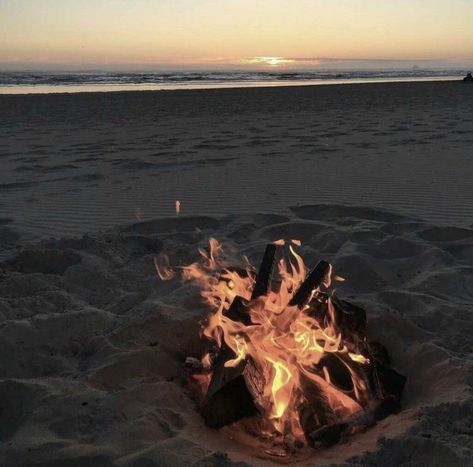 Beach Fire, We Were Liars, Beach At Sunset, Beach Bonfire, Beach Night, Paradise On Earth, Wallpapers Iphone, Colleen Hoover, Sunset Pictures