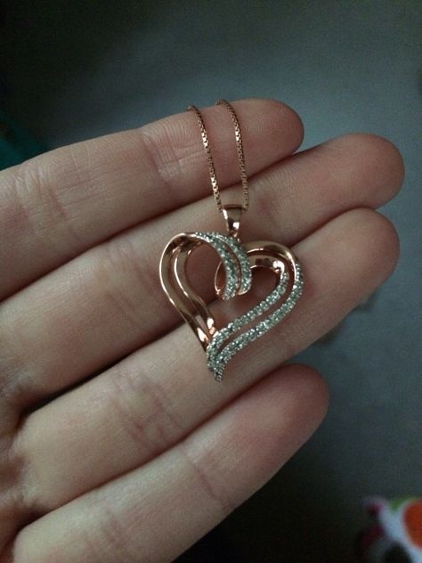 Wonderful rose gold and diamond heart pendent, perfect valentines gift Heart Pendent Designs Gold, Locket Designs Pendants Gold, Gold Locket Designs For Women, Pendent Set Gold, Estilo Madison Beer, Heart Pendent, Diamond Locket, Locket Design, Diamond Pendent