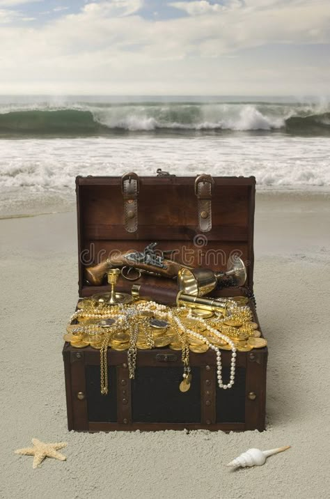 Open Treasure Chest, Deserted Beach, Pirate Halloween, Making Resin Jewellery, Magical Accessories, Pirate Art, Buried Treasure, Under The Sea Theme, Treasure Hunter